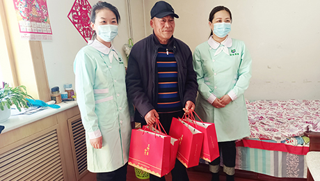 百姓康誠藥房慰問銀浪街道發(fā)展社區(qū)外來居民單懷朝老人